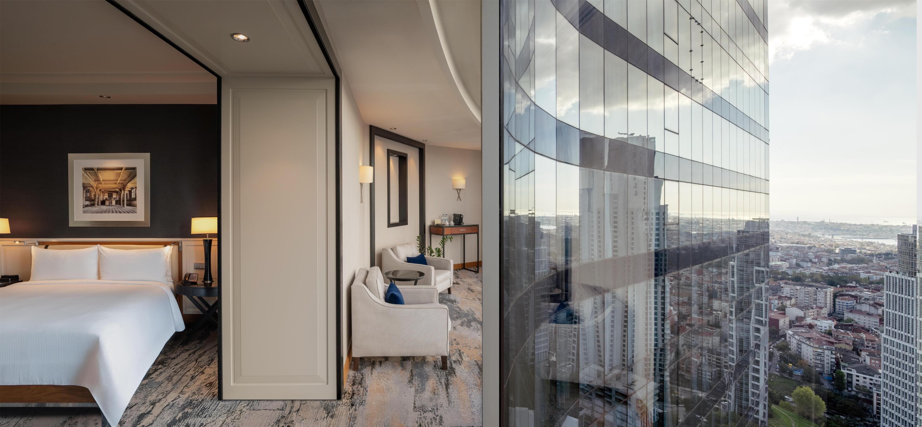 Executive-huone, 1 suuri parisänky, kulmassa | Oleskelualue | 42–tuumainen taulutelevisio, jossa kaapelikanavat