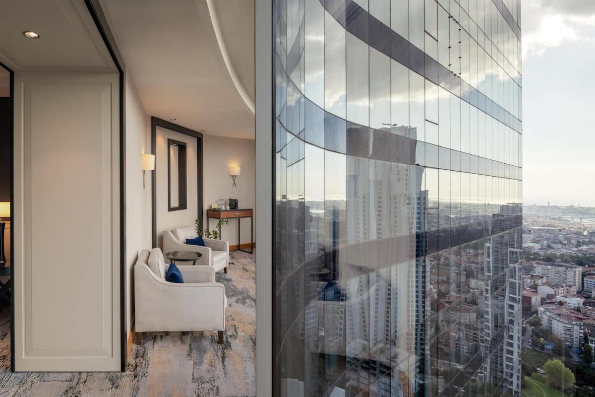 Executive-huone, 1 suuri parisĂ€nky, kulmassa | Oleskelualue | 42âtuumainen taulutelevisio, jossa kaapelikanavat