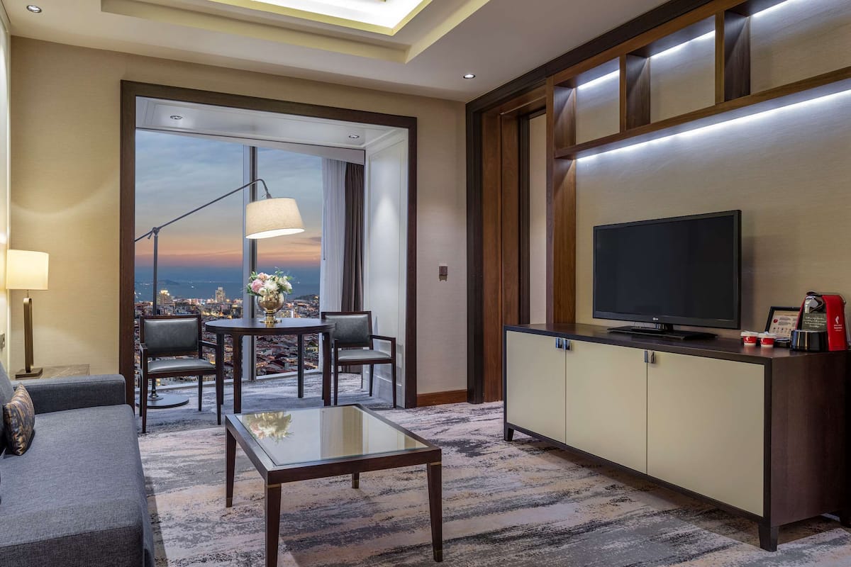 Sviitti, 1 suuri parisĂ€nky, merinĂ€köala (Taksim Suite) | Oleskelualue | 42âtuumainen taulutelevisio, jossa kaapelikanavat