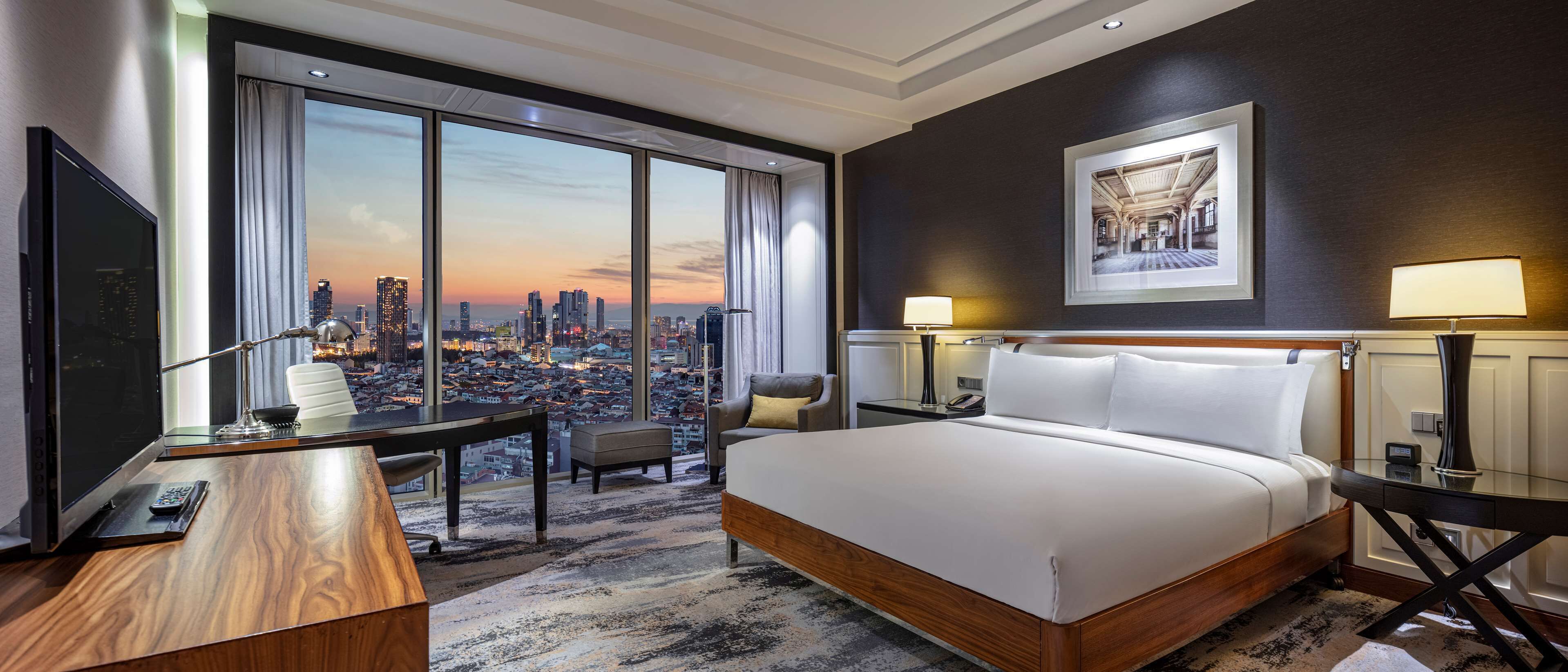 Premium bedding, Tempur-Pedic beds, minibar, in-room safe