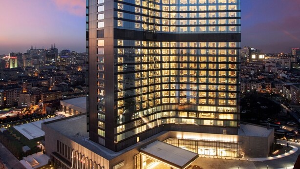 A high-rise hotel with a modern design, featuring a prominent "Hilton" sign at the top. - Hilton Istanbul Bomonti Hotel & Conference Center (Istanbul)