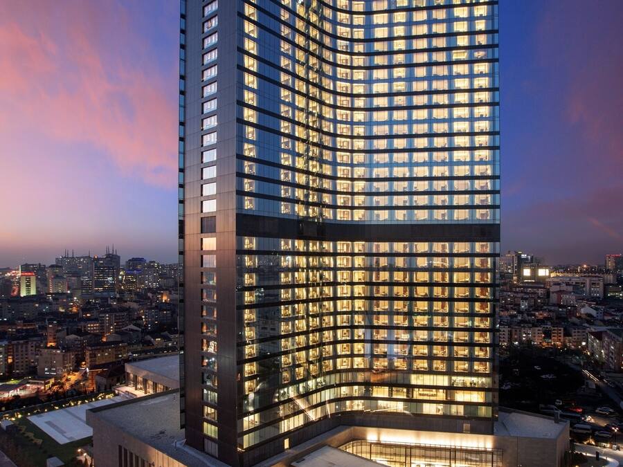 Fachada de la propiedad por la tarde o noche