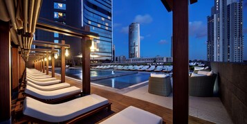 室內泳池、季節性室外泳池；06:00 至 23:30 開放；小屋 (收費)、泳池傘