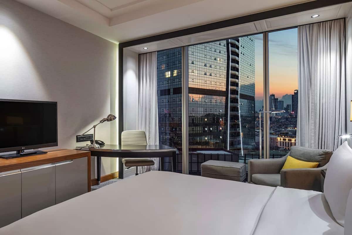 Premium bedding, Tempur-Pedic beds, minibar, in-room safe