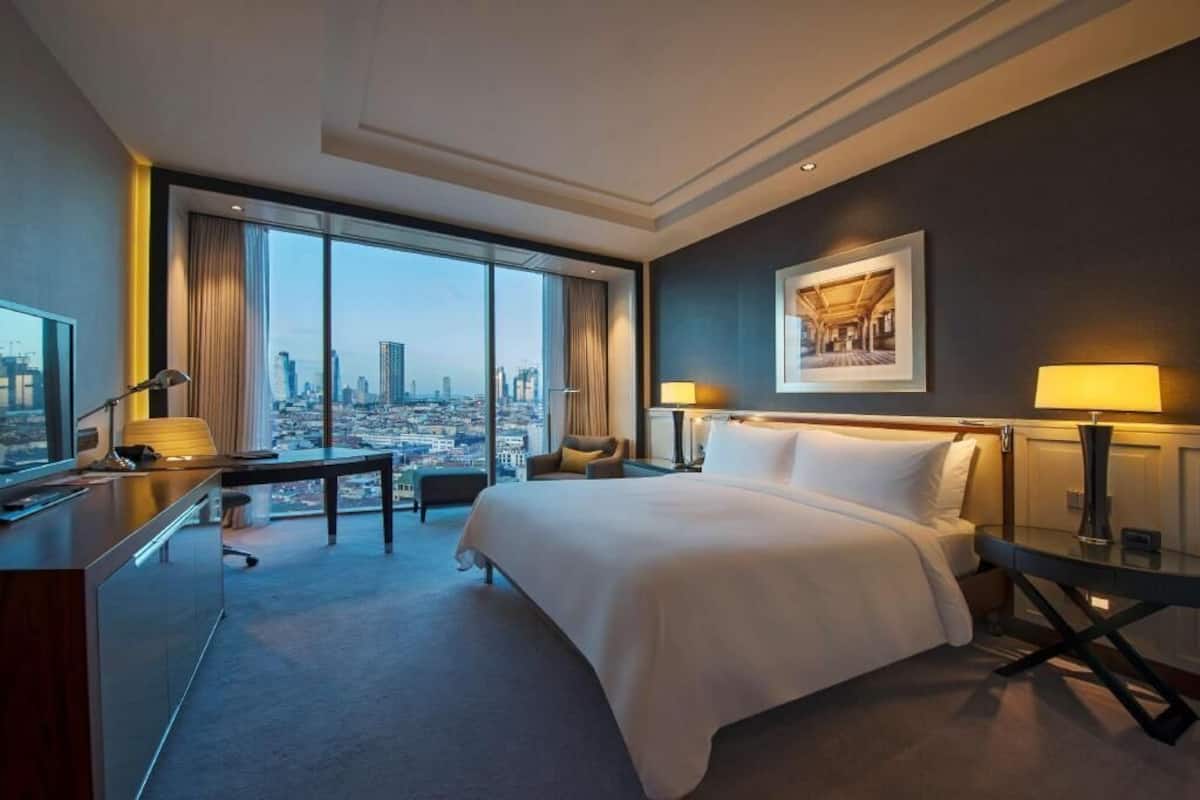 Premium bedding, Tempur-Pedic beds, minibar, in-room safe