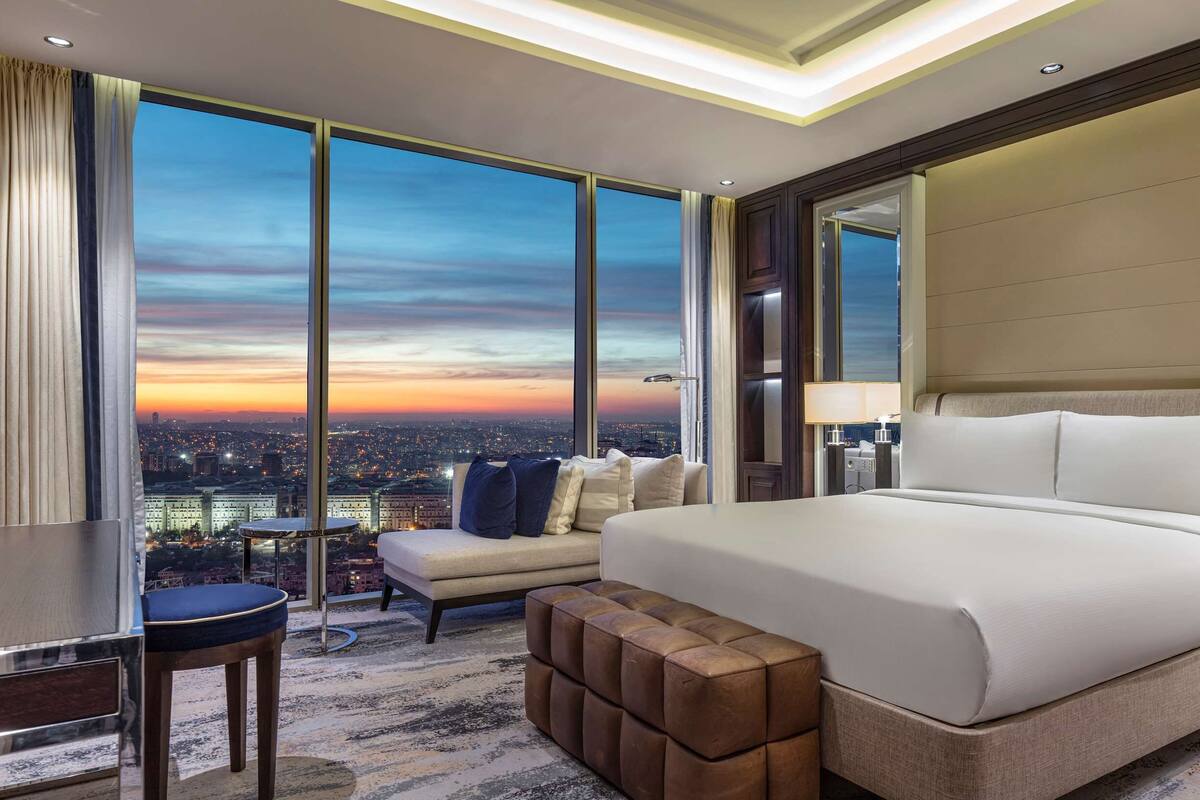 أغطية فراش متميزة وأسرّة تيمبور بديك وميني بار وخزنة داخل الغرفة