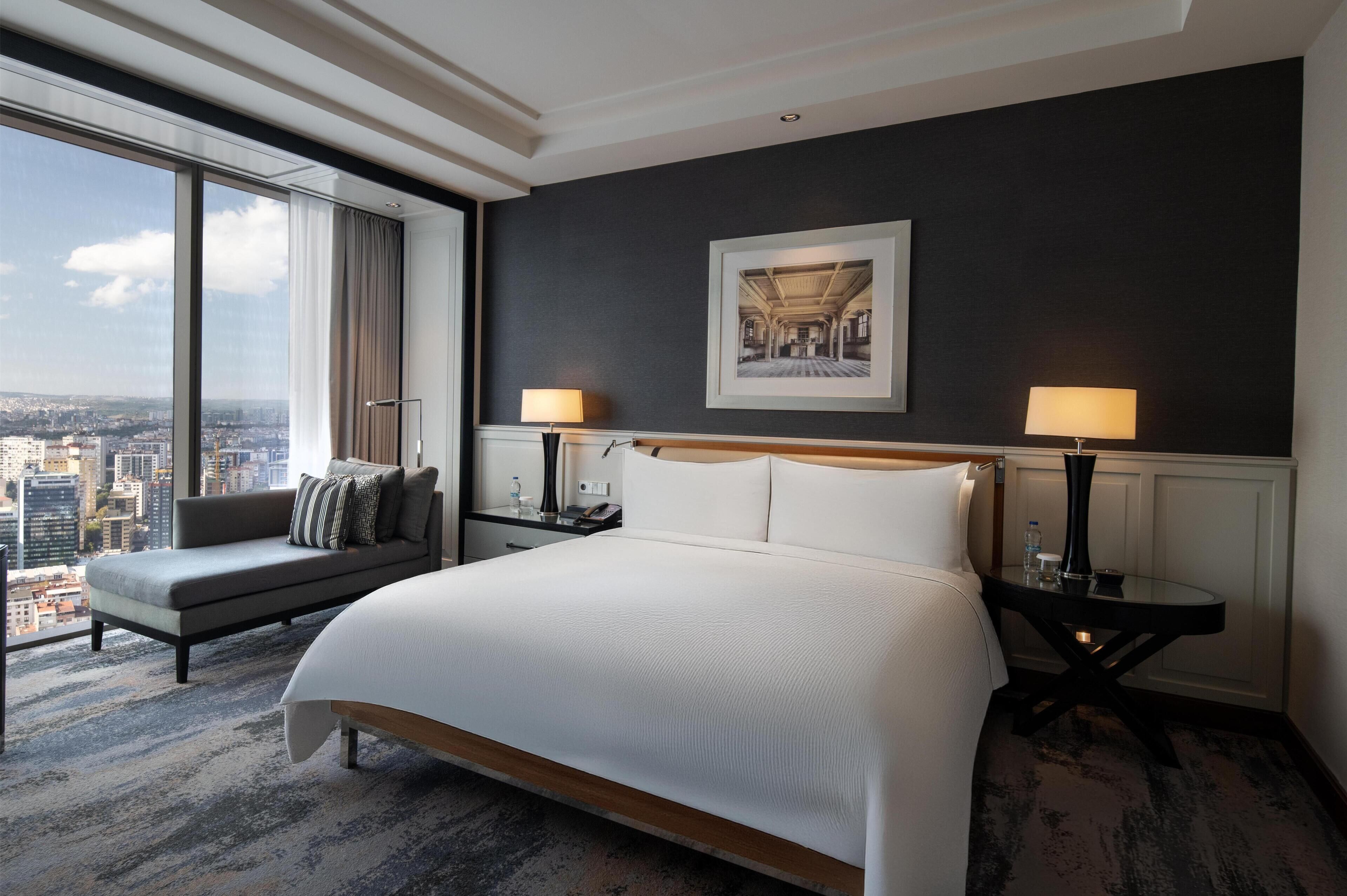 Premium bedding, Tempur-Pedic beds, minibar, in-room safe