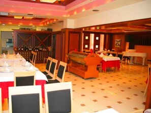 Dining - White Dream (Tirana)