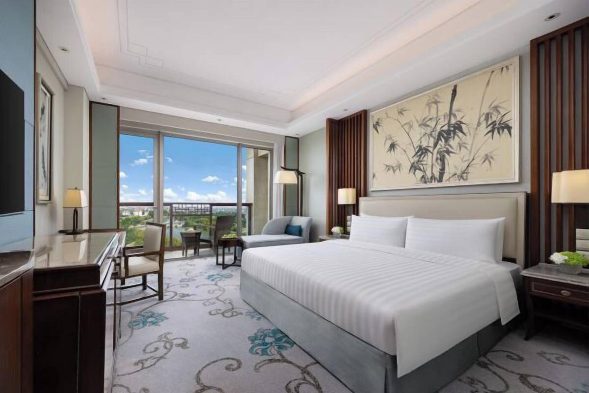 Premium bedding, minibar, in-room safe, desk