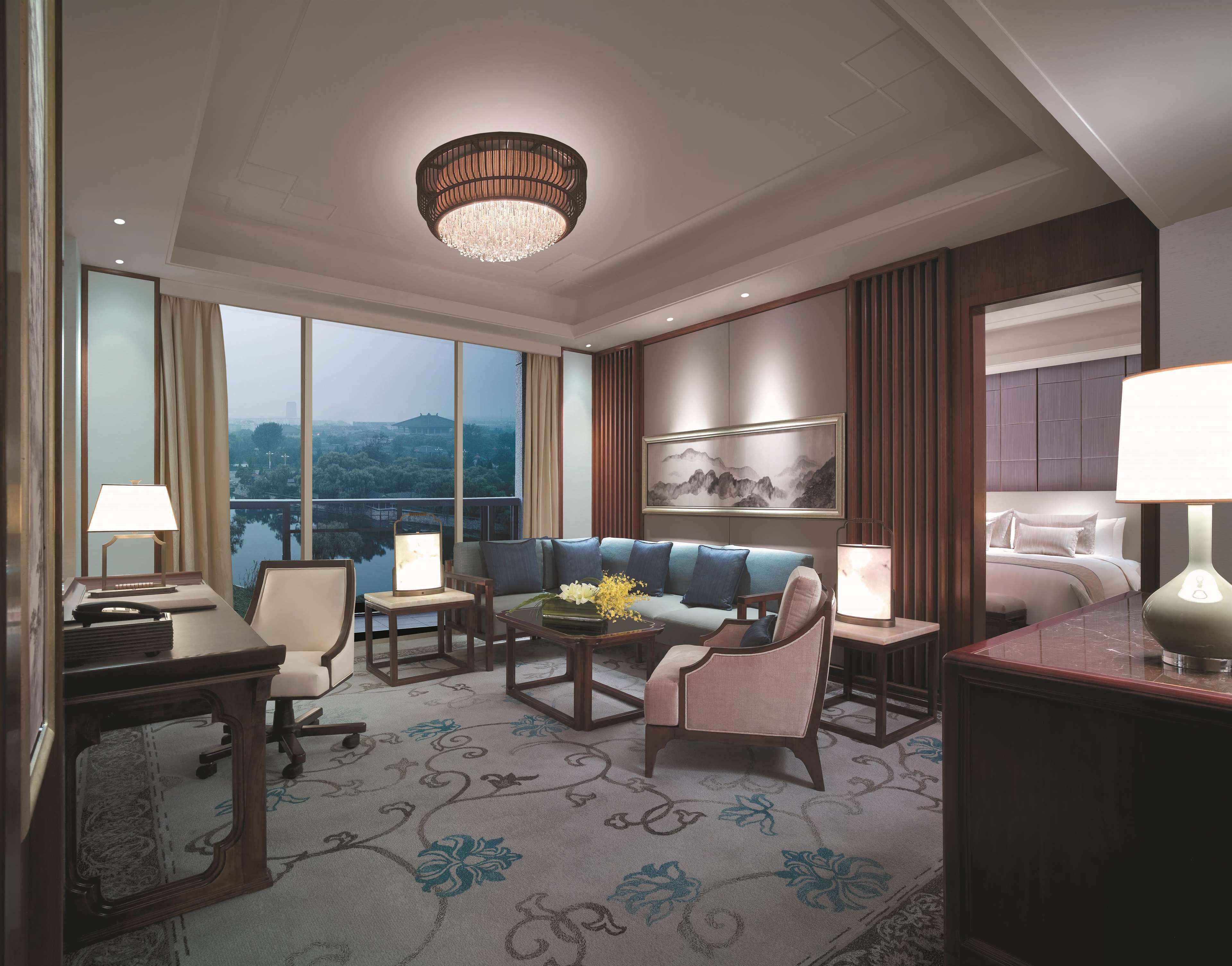 executive suite, 1 king bed | premium bedding, minibar, in-room safe, desk
