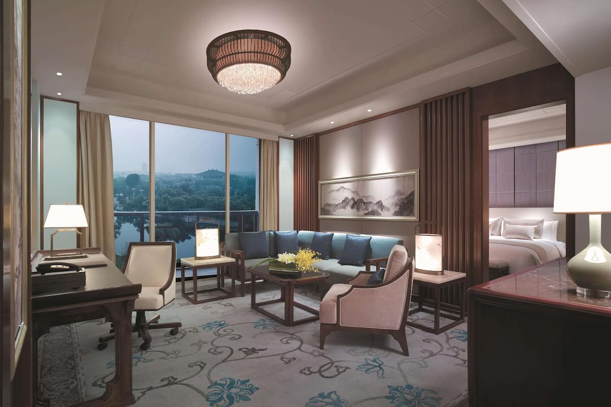 executive suite, 1 king bed | premium bedding, minibar, in-room safe, desk