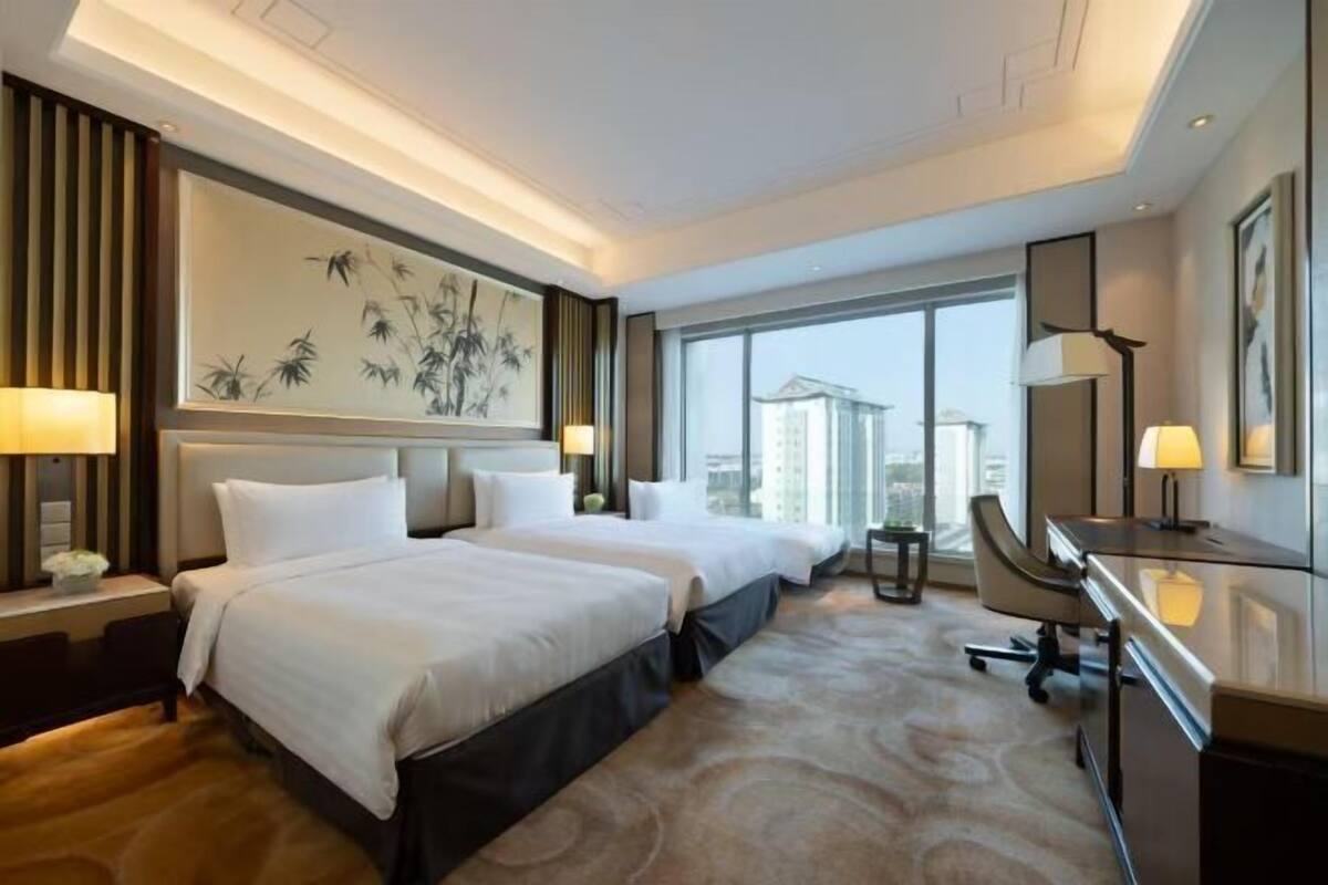 Premium bedding, minibar, in-room safe, desk