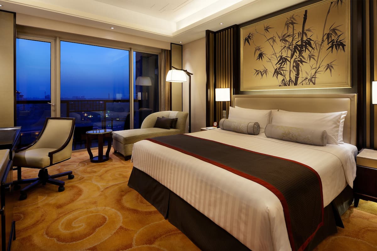 premium bedding, minibar, in-room safe, desk