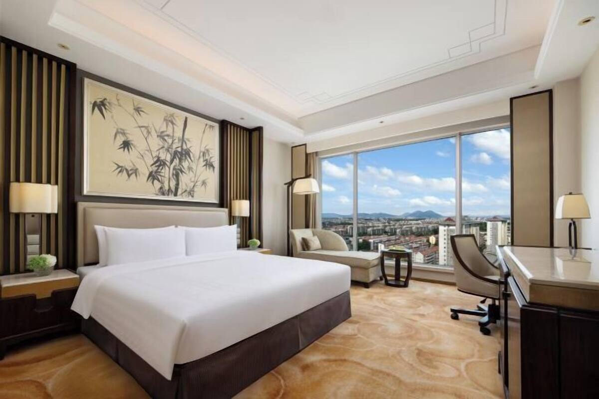 Premium bedding, minibar, in-room safe, desk