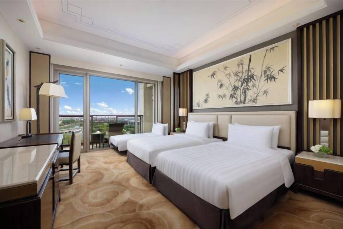 Premium bedding, minibar, in-room safe, desk