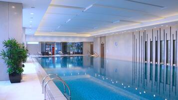 Kolam renang indoor dan kolam renang outdoor, dengan payung kolam renang