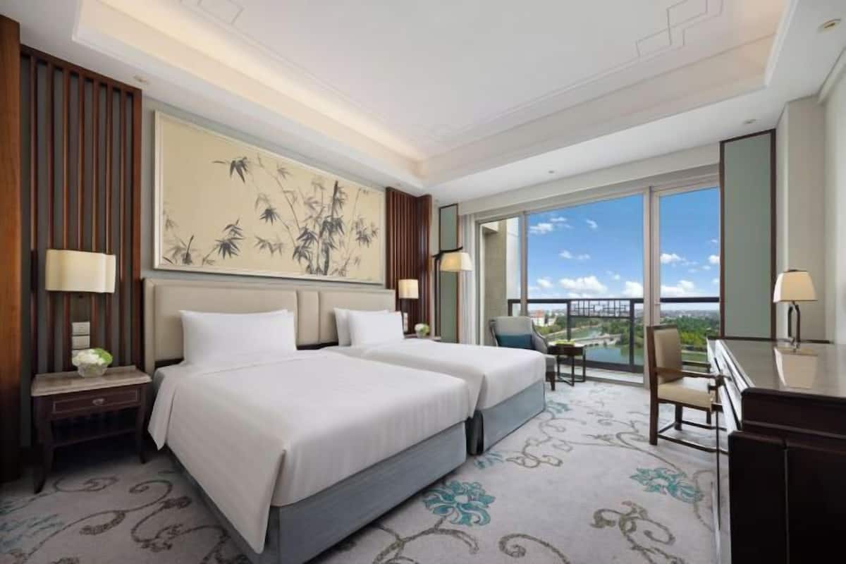 Premium bedding, minibar, in-room safe, desk