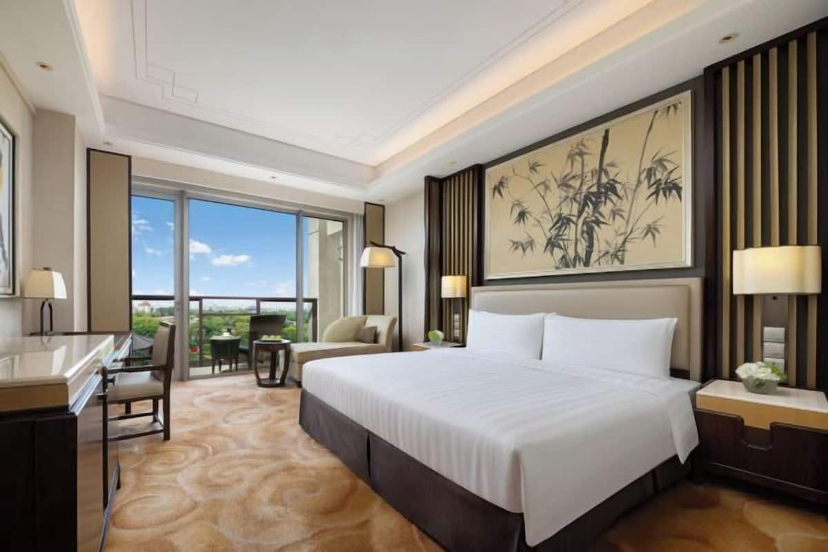 Premium bedding, minibar, in-room safe, desk