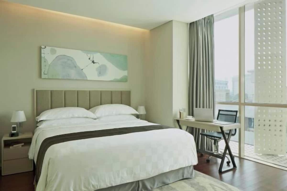 1 bedroom, in-room safe, individually decorated, individually furnished