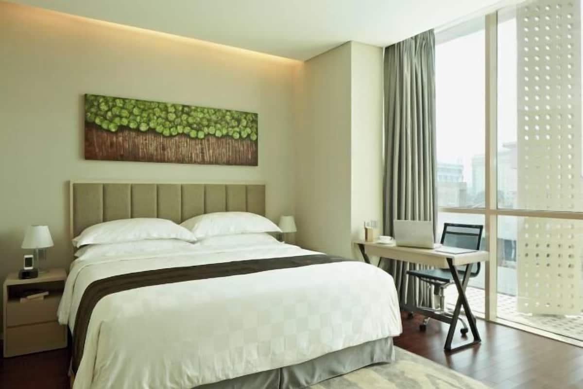 1 bedroom, hypo-allergenic bedding, down comforters, in-room safe