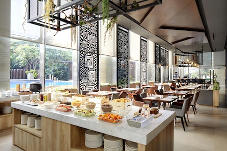 Se sirven desayunos y cocina internacional; con vista a la alberca
