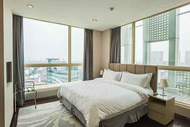 Hypo-allergenic bedding, down comforters, in-room safe