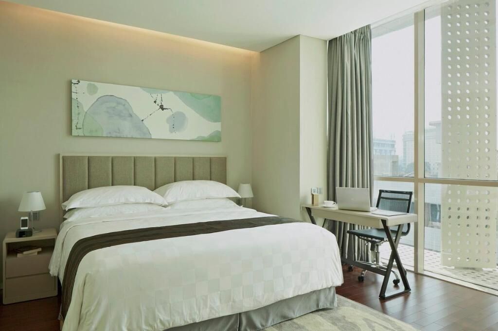 Hypo-allergenic bedding, down comforters, in-room safe