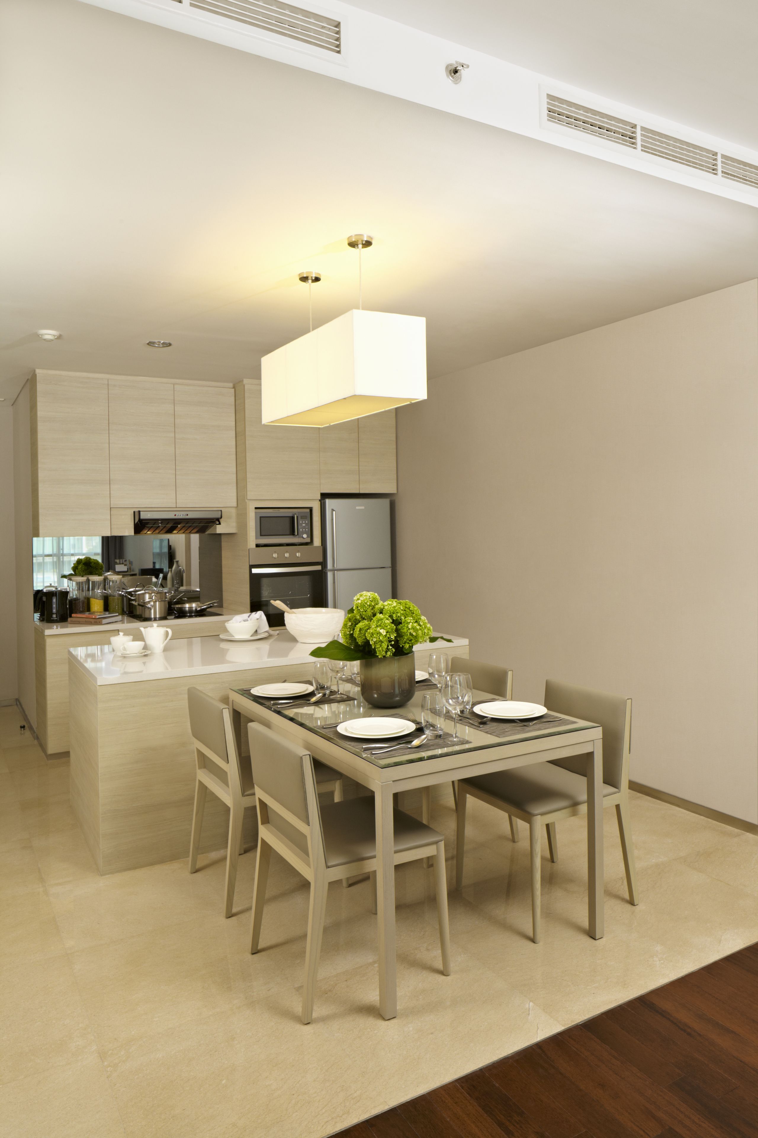 Una cocina moderna con comedor.