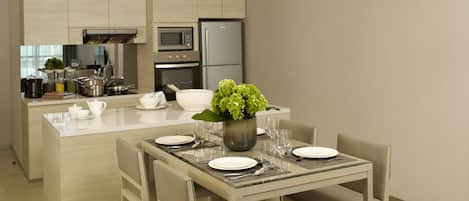 Una cocina moderna con comedor.