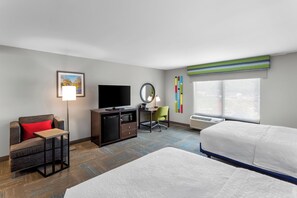 Caja de seguridad en la habitación y tabla de planchar con plancha