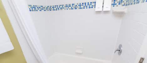 Ein Badezimmer mit Badewanne, Toilette und Duschvorhang.