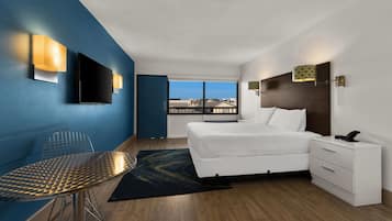 Beach House Dewey King Bed Room | Soundproofing, iron/ironing board, free cots/infant beds, free WiFi