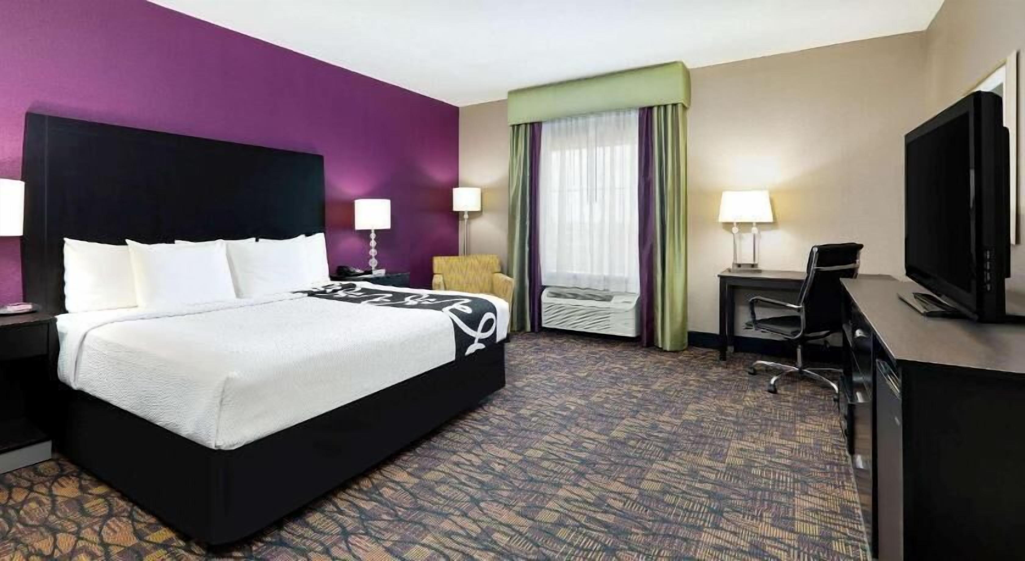 Sängtillbehör av högsta kvalitet, skrivbord och mörkläggningsgardiner