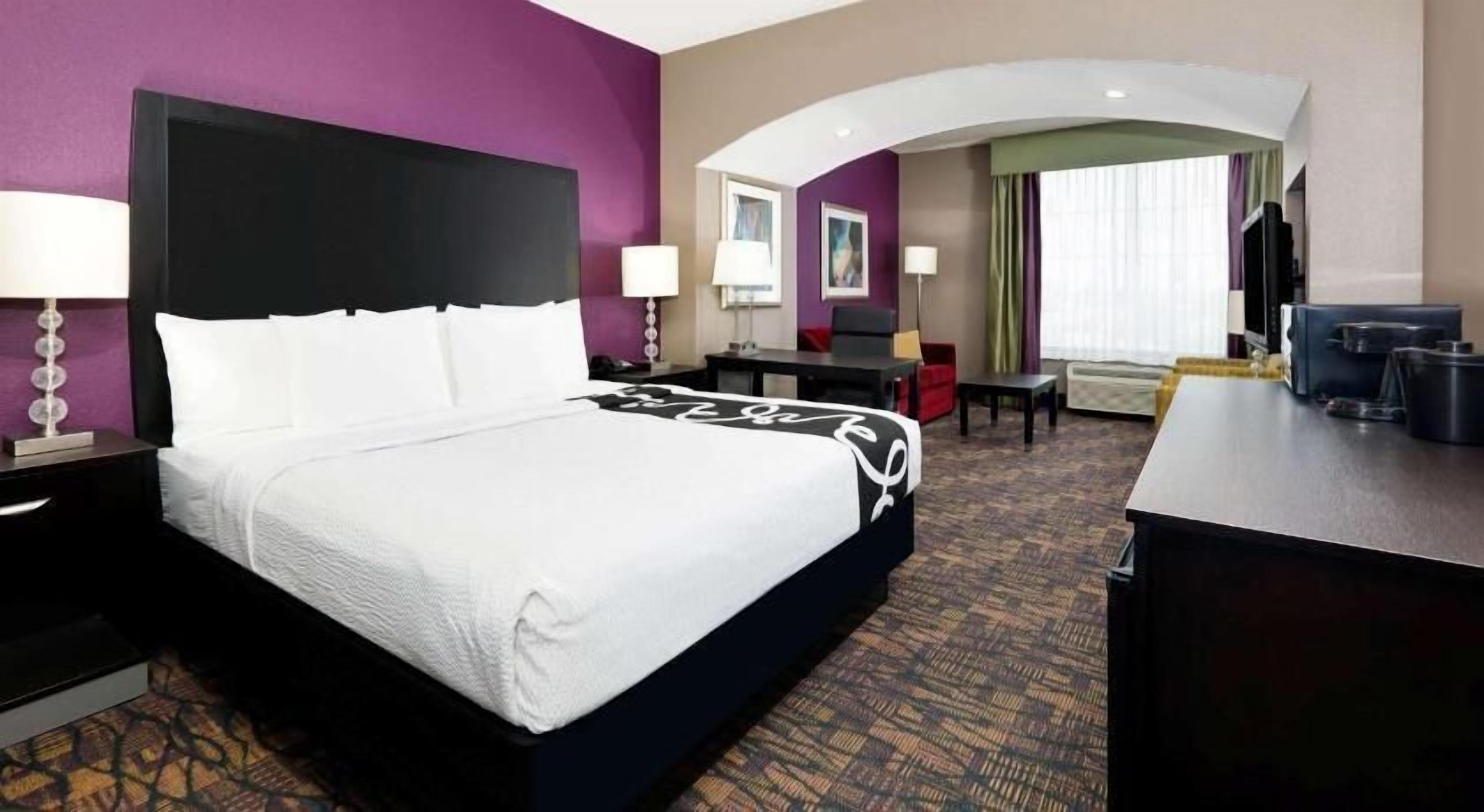 Sängtillbehör av högsta kvalitet, skrivbord och mörkläggningsgardiner