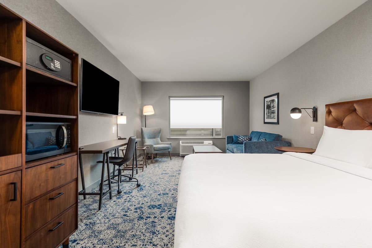 Chambre Premium, 1 très grand lit et 1 canapé-lit, non-fumeurs | Coffres-forts dans les chambres, bureau