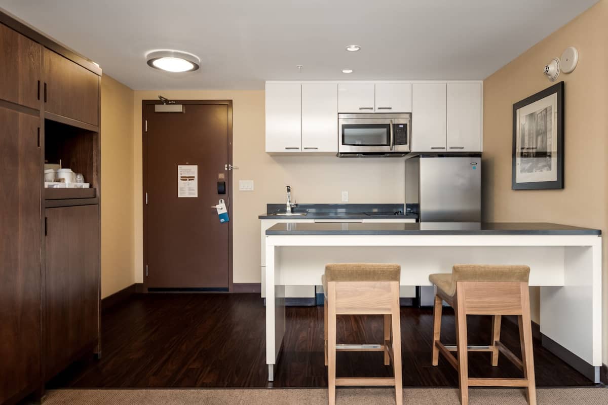 Suite Deluxe, 1 chambre | Cuisine privée | Micro-ondes, cafetière/bouilloire