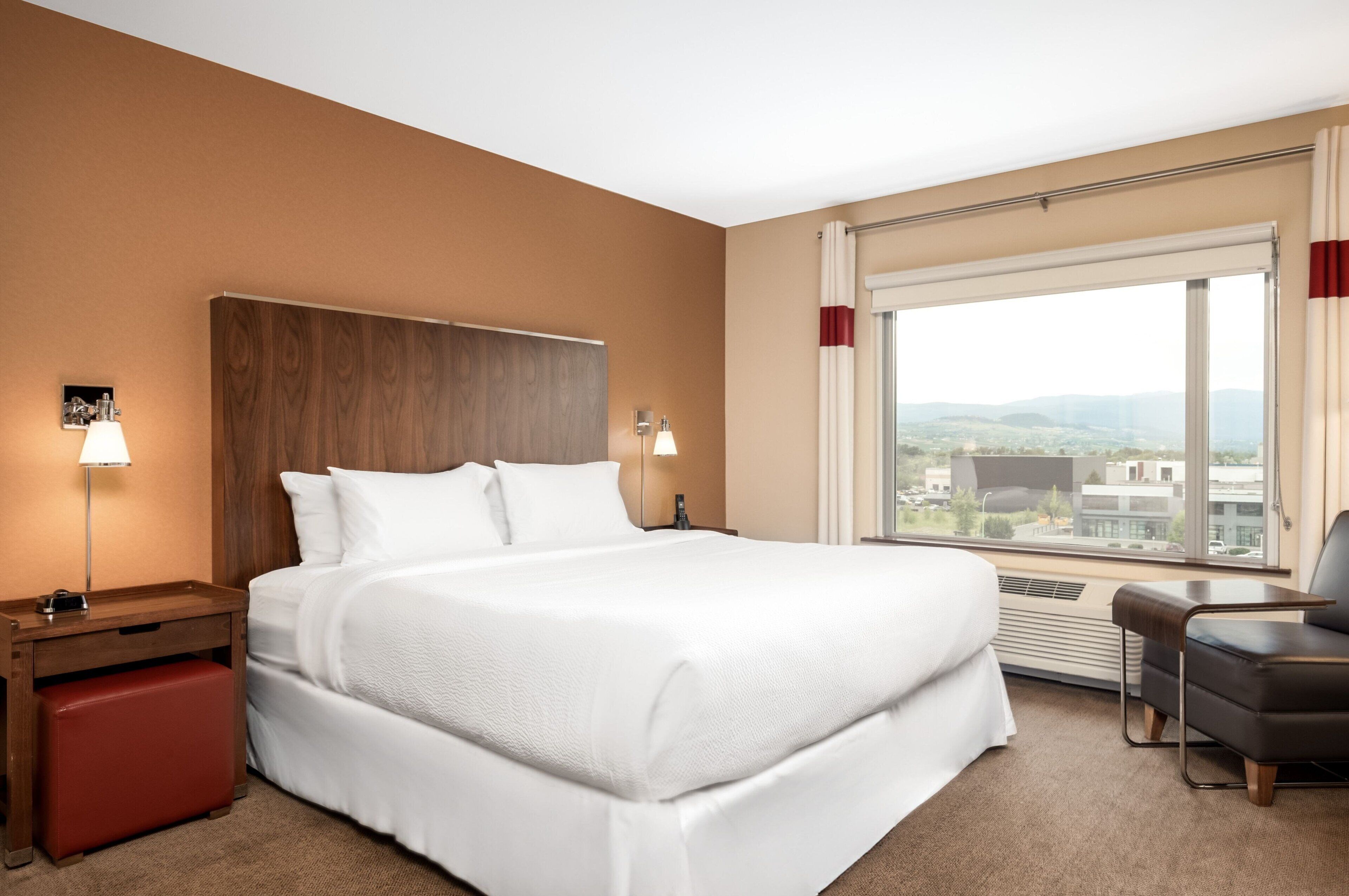 Deluxe Suite, 1 Bedroom | In-room safe, desk, laptop workspace, blackout drapes