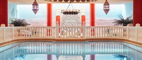 Piscine couverte, chaises longues