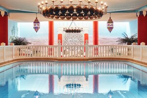 室内游泳池，日光浴躺椅