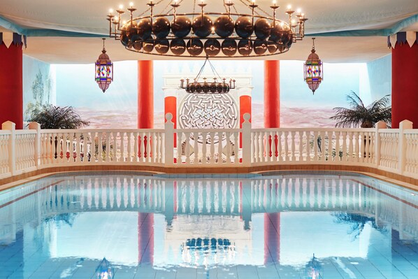 Piscine couverte, chaises longues