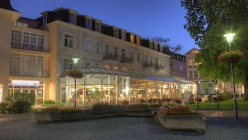 Fassade der Unterkunft – Abend/Nacht