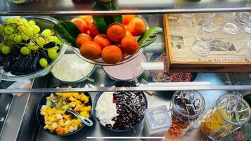 Desayuno buffet (EUR 13 por persona)