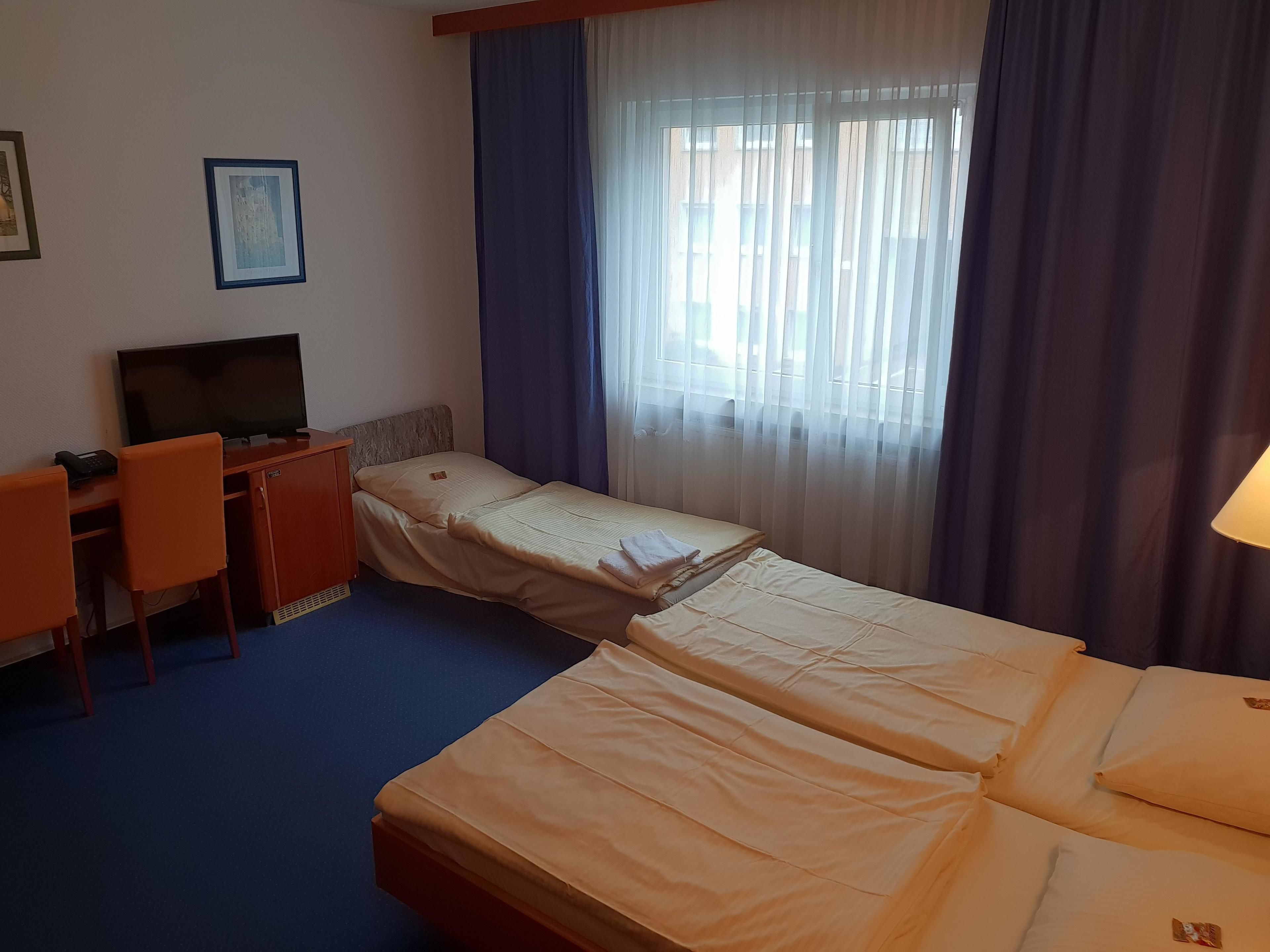 double room, private bathroom (mit zustellbett) | minibar, free wifi