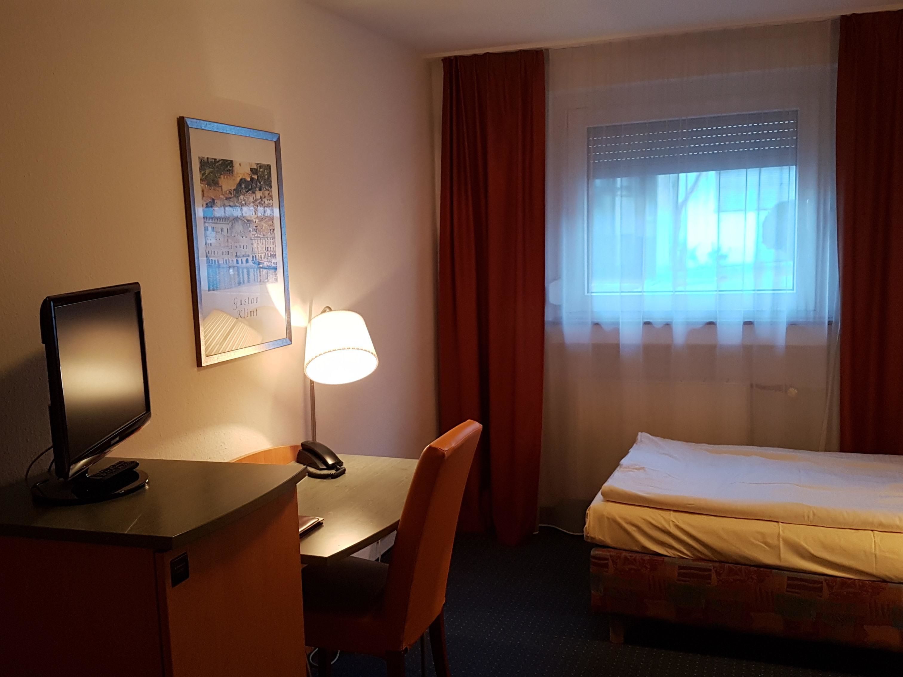 economy single room, private bathroom (einzelzimmer im eg) | minibar, free wifi