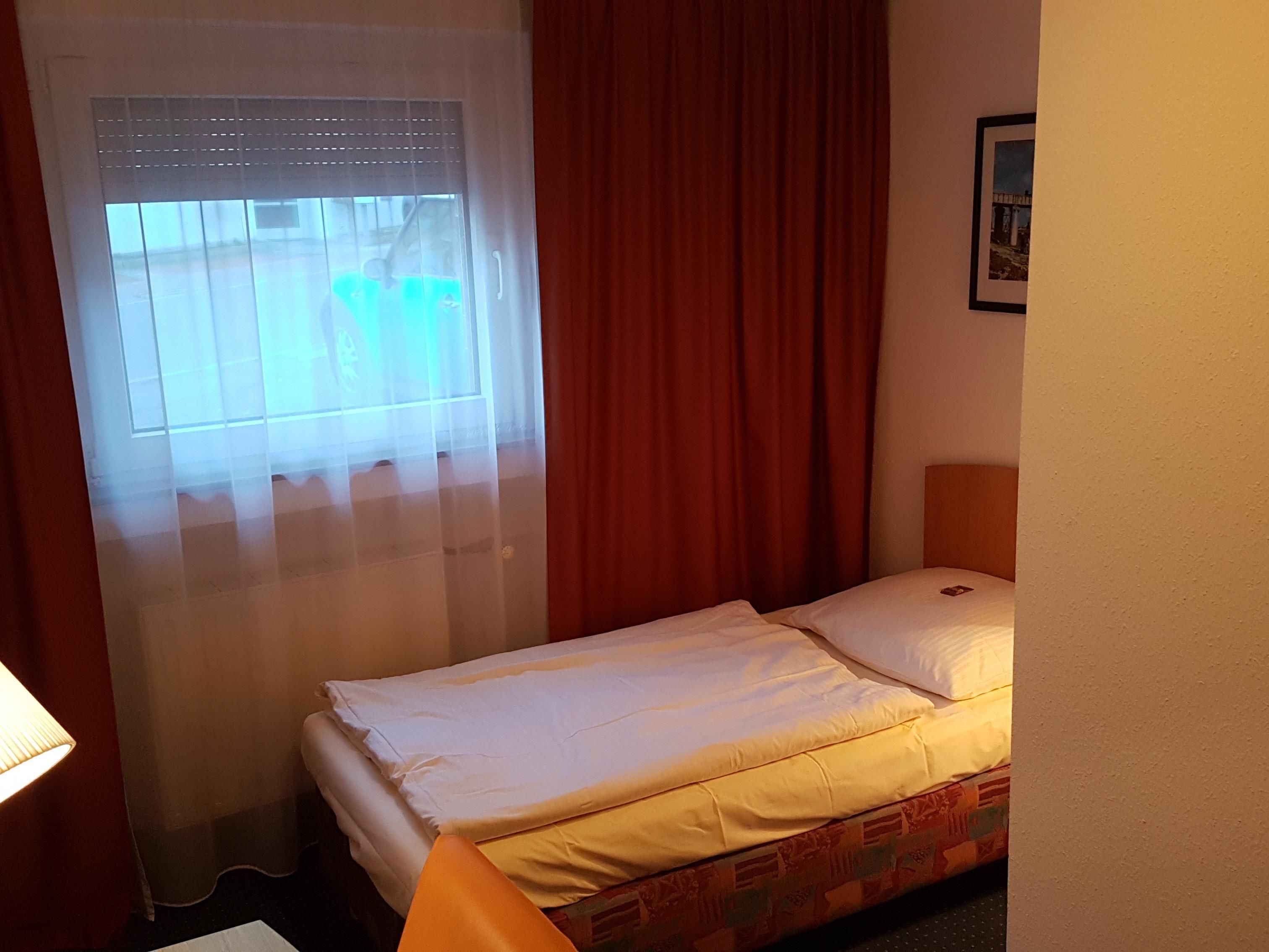 economy single room, private bathroom (einzelzimmer im eg) | minibar, free wifi