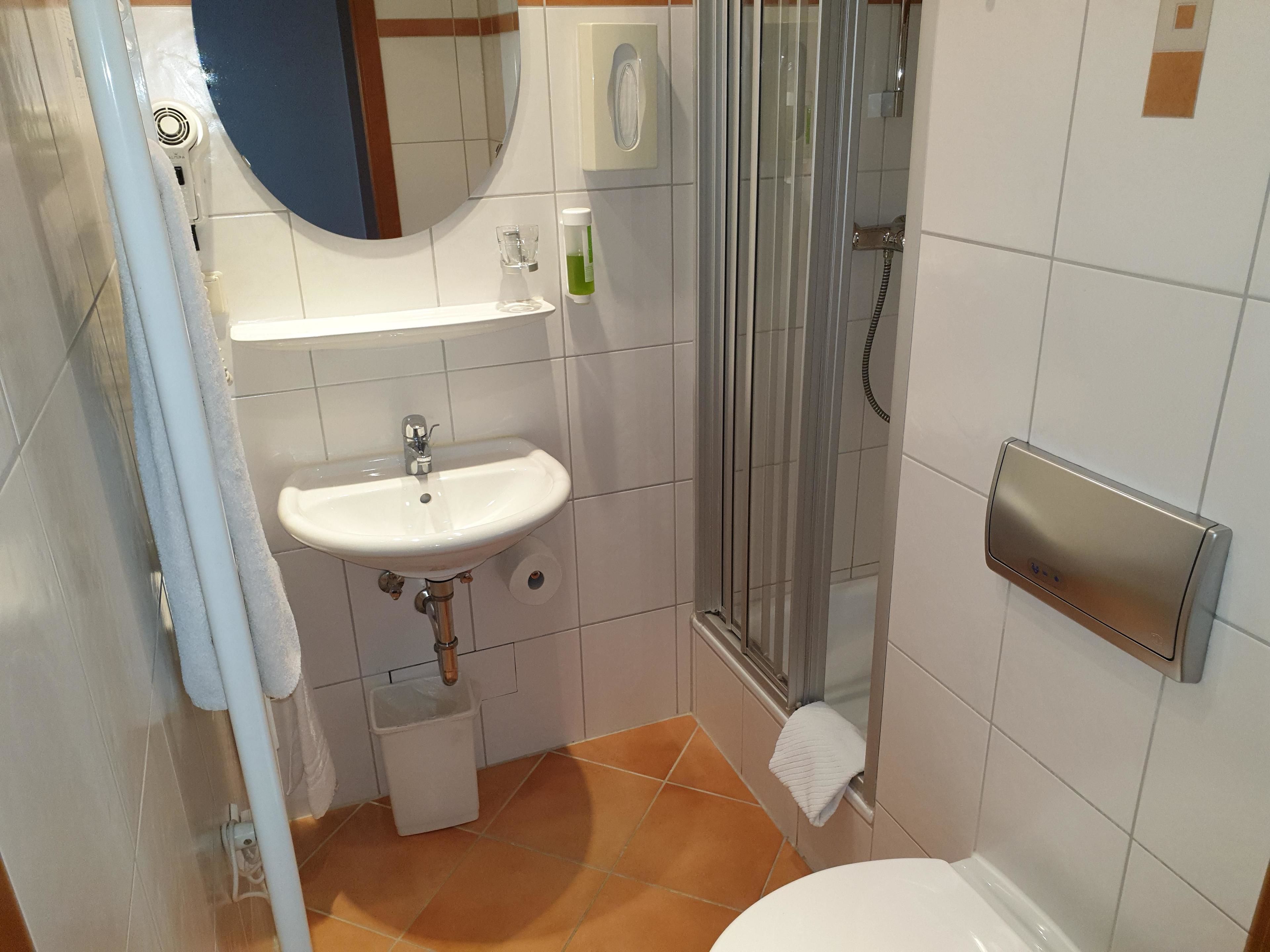 standard single room, private bathroom | bathroom | shower, free toiletries, towels