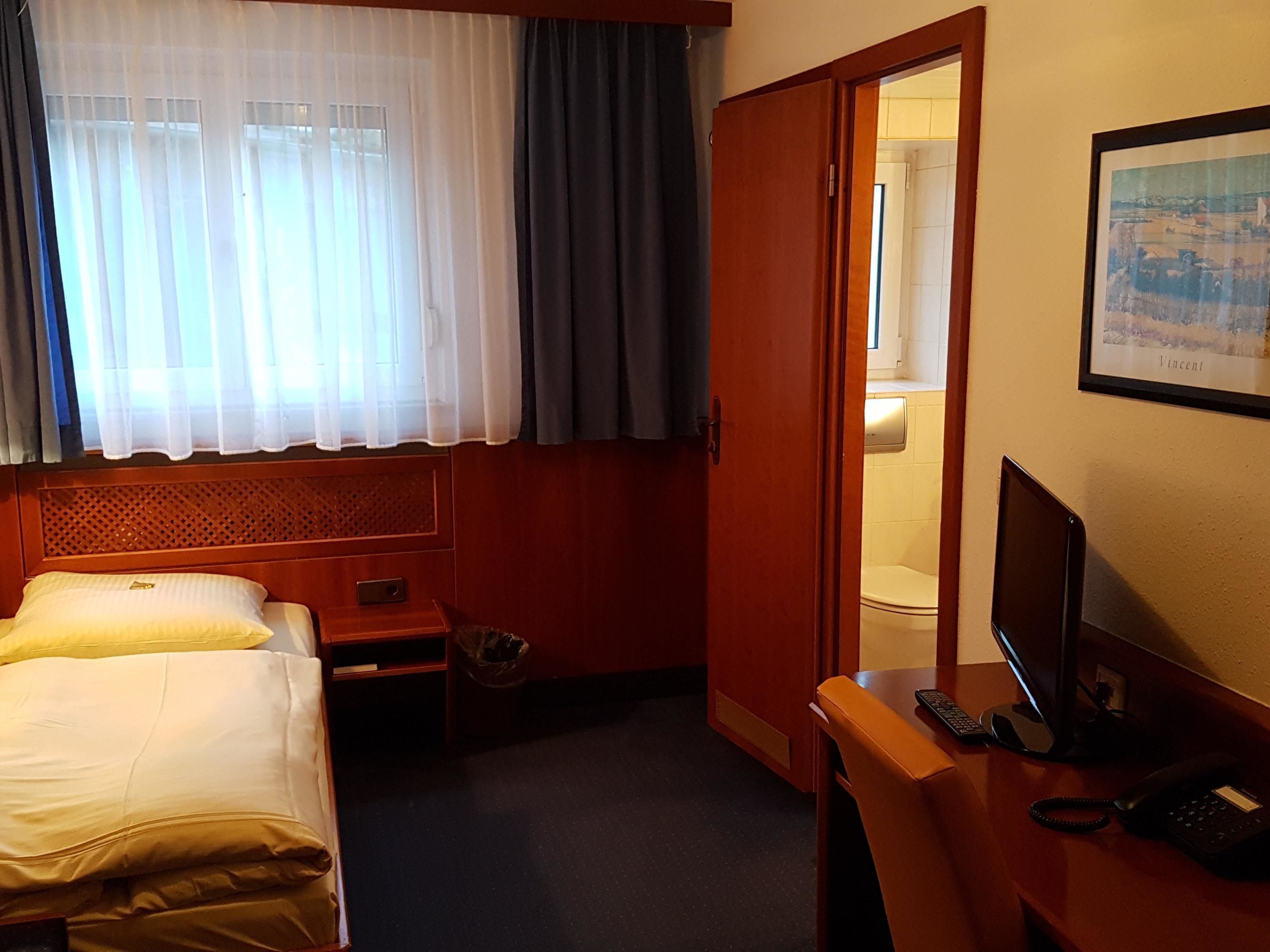 economy single room, private bathroom (einzelzimmer im eg) | minibar, free wifi