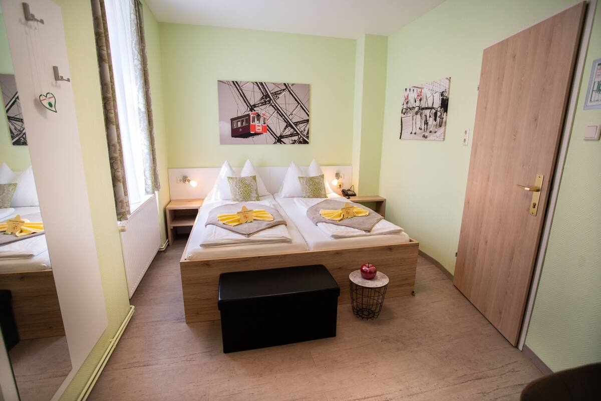 Roupas de cama premium, escrivaninha, Wi-Fi (sobretaxa), roupa de cama