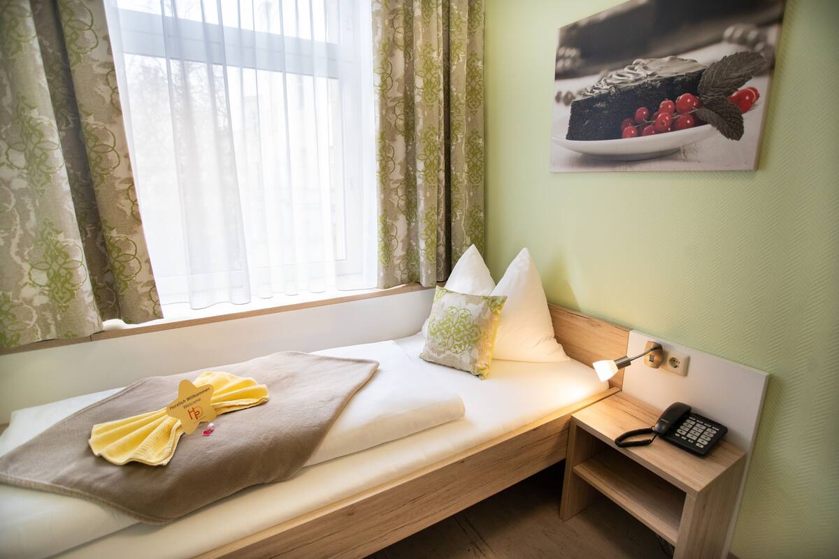 Quarto solteiro | Roupas de cama premium, escrivaninha, Wi-Fi (sobretaxa), roupa de cama