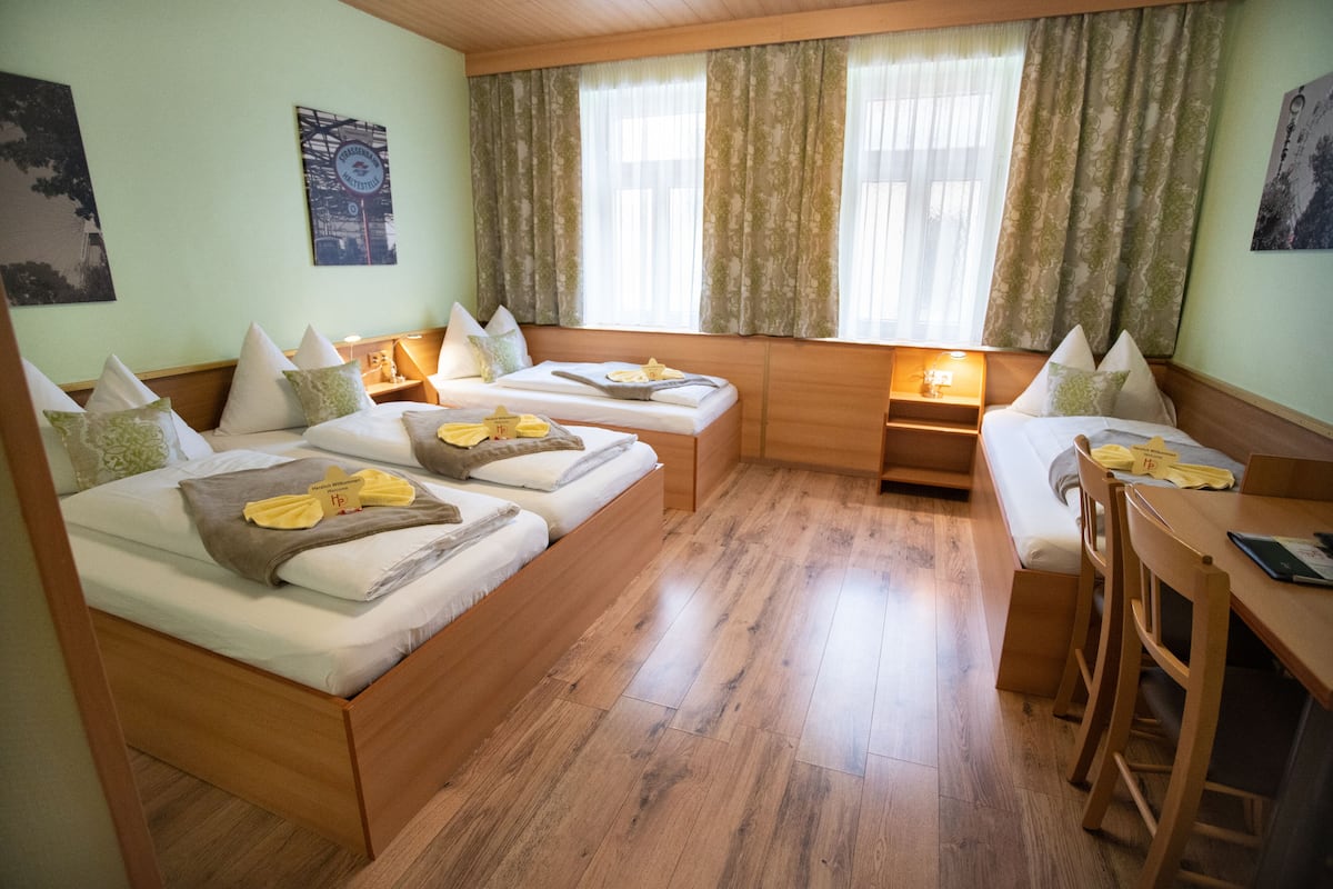 Quarto quádruplo | Roupas de cama premium, escrivaninha, Wi-Fi (sobretaxa), roupa de cama